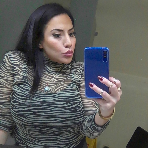 Hello to all!!! Nancy 5'2 34DDD M-L top 6-8 bottom 7 1/2 shoe size. 💄💋 - Picture 2 of 6